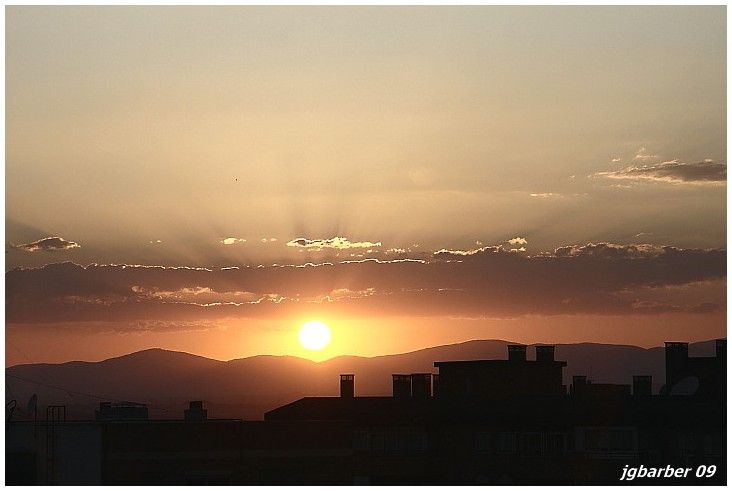 Diario del Absurdo: El sol siempre se oculta por el oeste